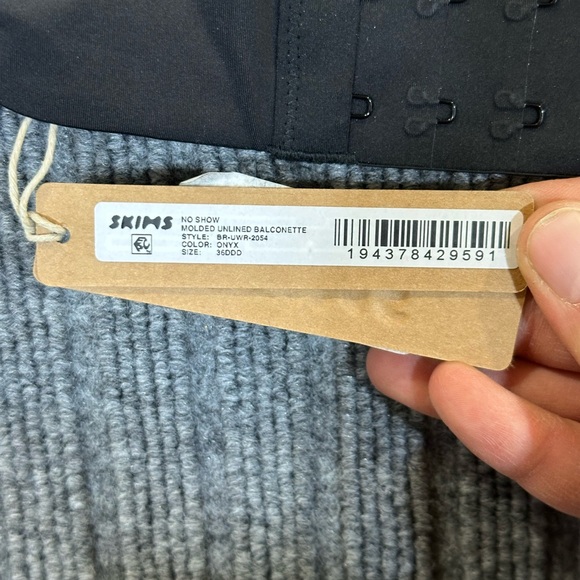 NWT Skims No Show Molded Unlined Balconette Bra - Picture 3 of 4